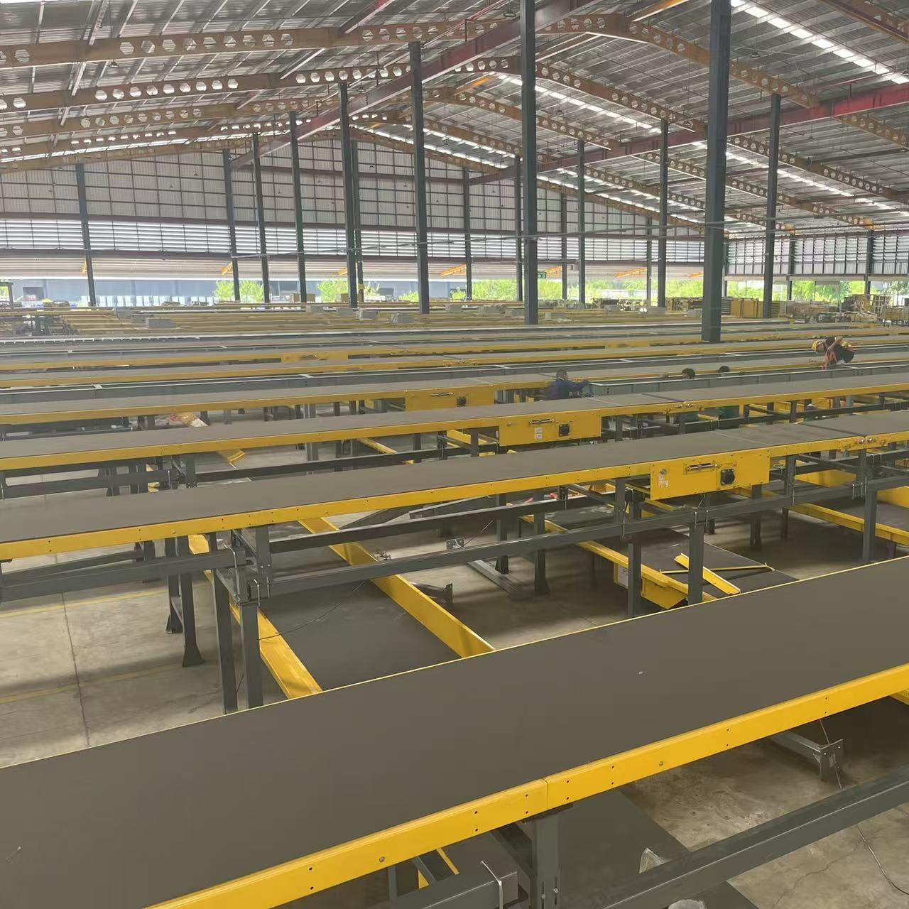 Warehouse belt conveyor